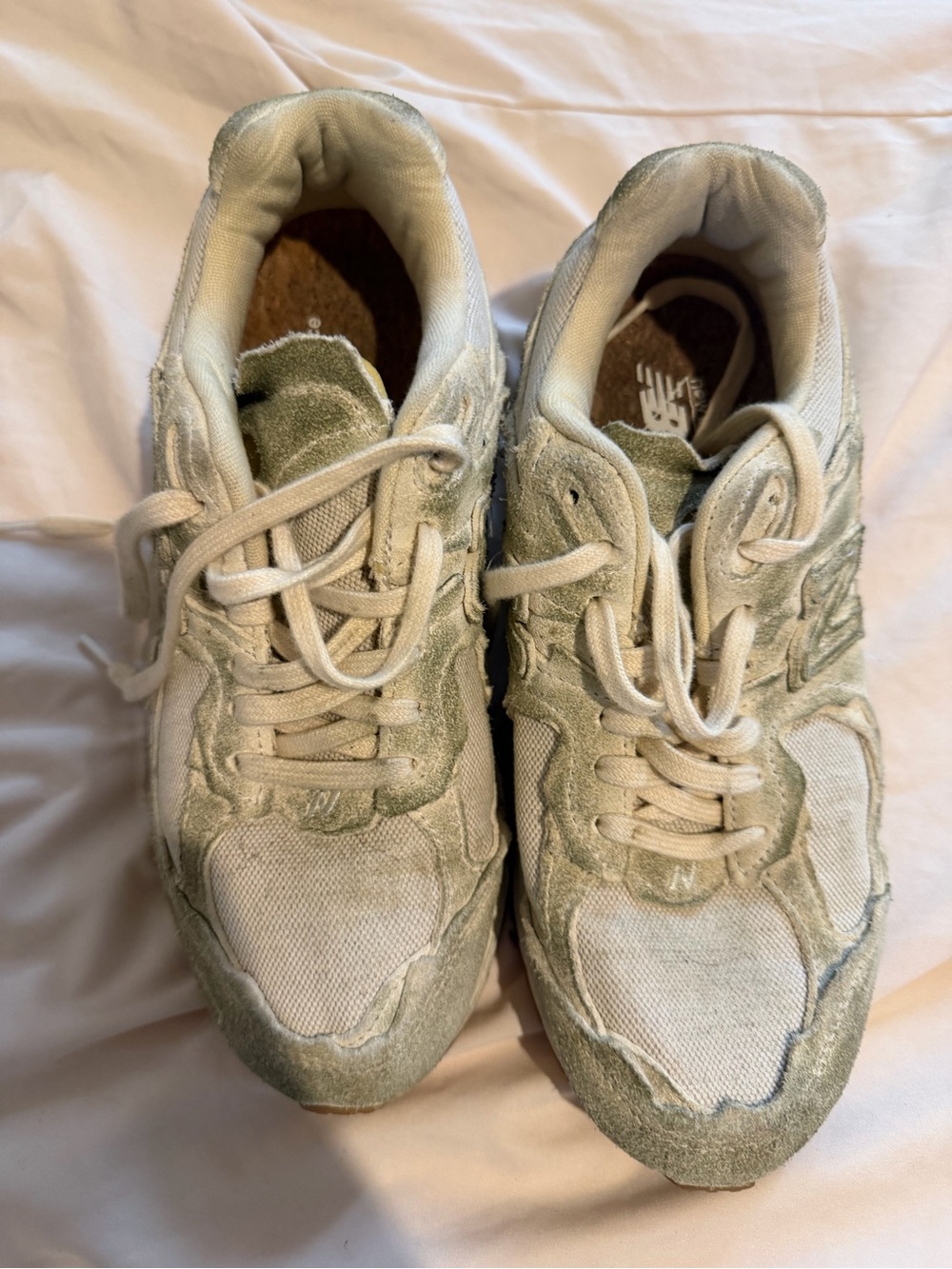 New Balance Unisex Distressed 2002